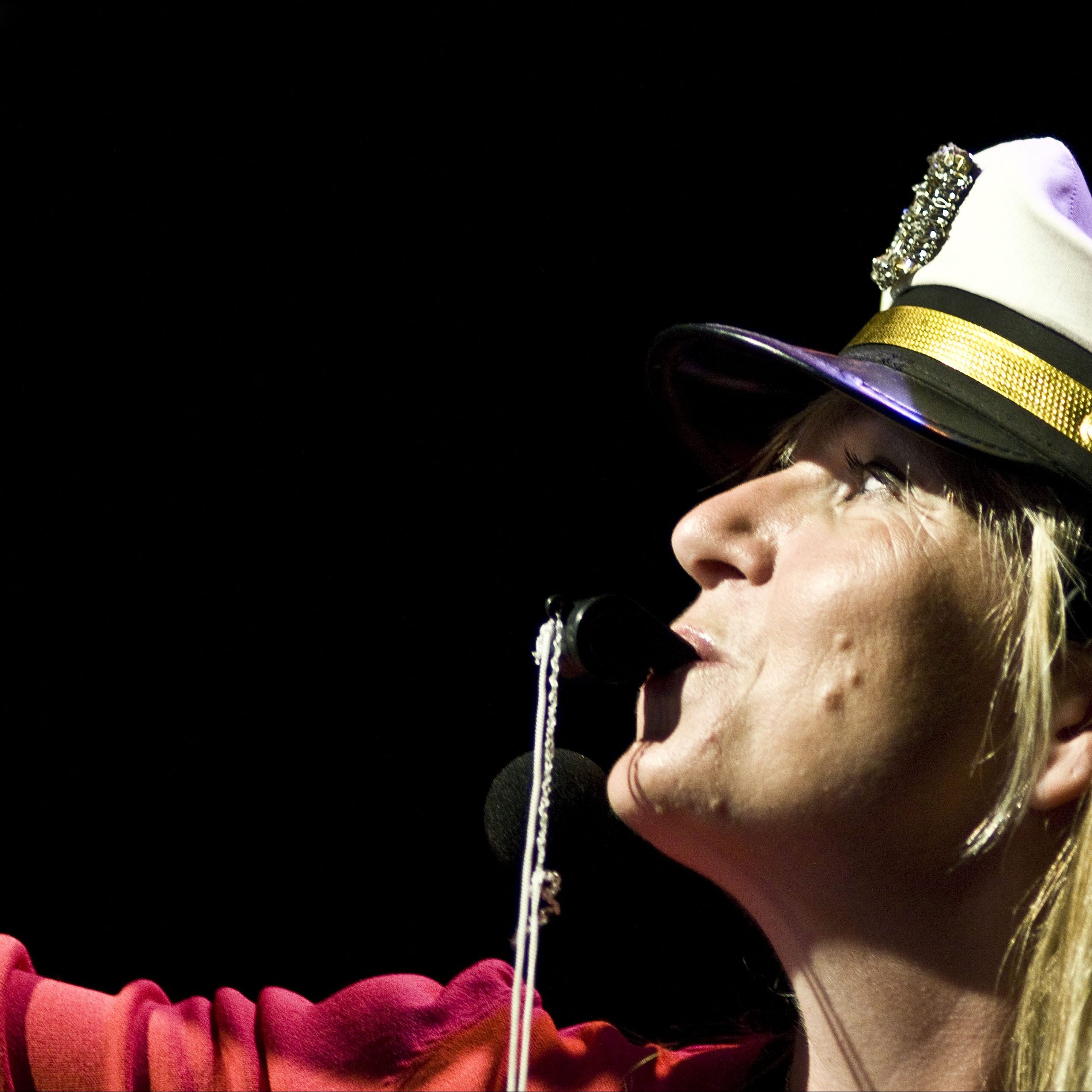 Bilde av Ingrid fra en Småting forestilling, hun har fløyte i munnen og en konduktør hatt