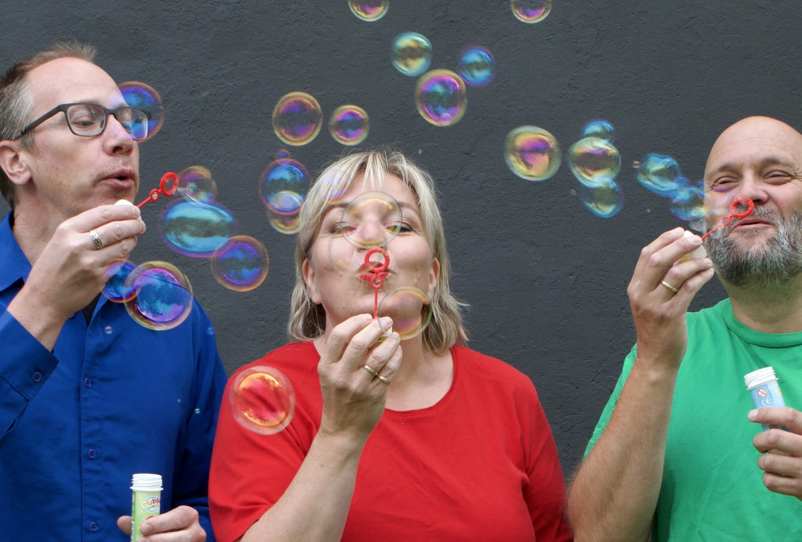 Erik Damberg, André Kassen og Ingrid som blåser såpebobler