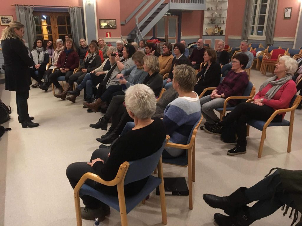 en forsamling som ser på Ingrid undervise