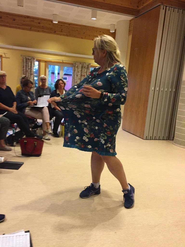 Ingrid som underviser og demonstrerer noe med å dra i kjolen