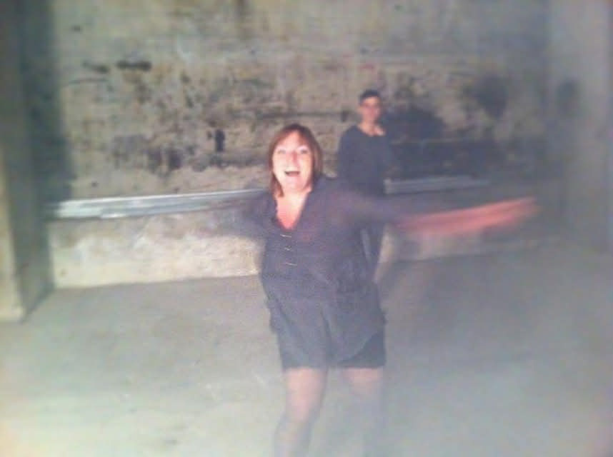 Ingrid som spiler og danser