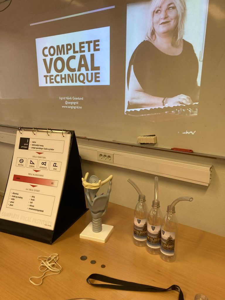 bilde av Complete Vocal Technique, med utstyr til sangteknikk