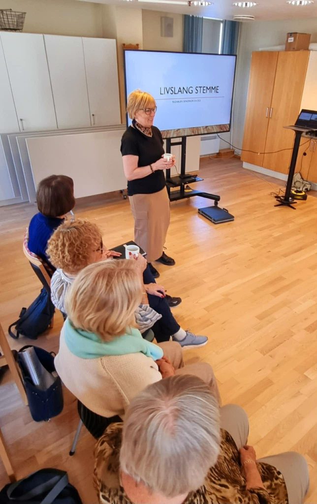 Ingrid som underviser om Livslang Stemme