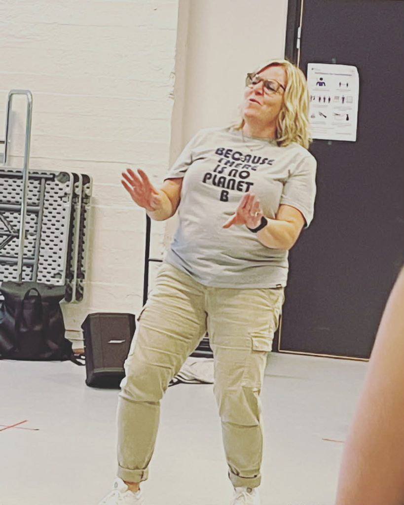 Ingrid som dirigerer og har ett muntert uttrykk