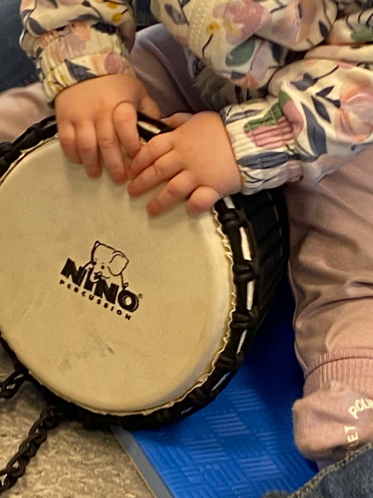 baby hender som spiller trommer