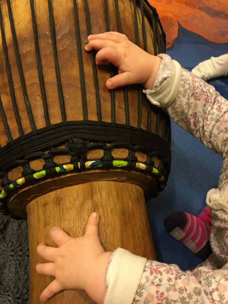 barnehender på trommer