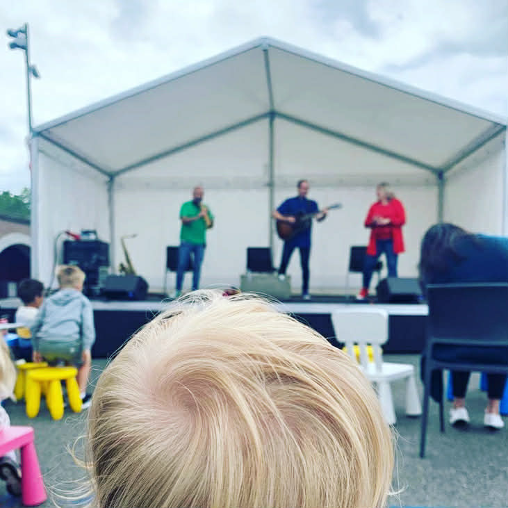 bakhodet til et barn og Småting på scenen