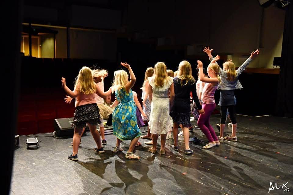 vi ser unge jenter som danser, bakfra