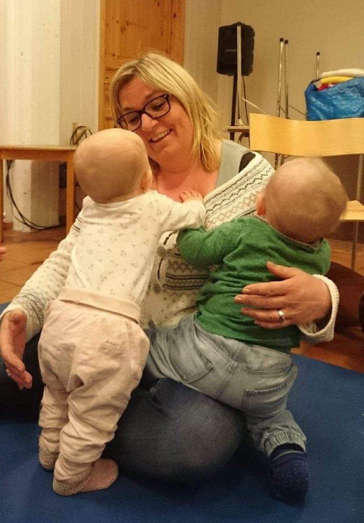 Ingrid med to babyer på fanget