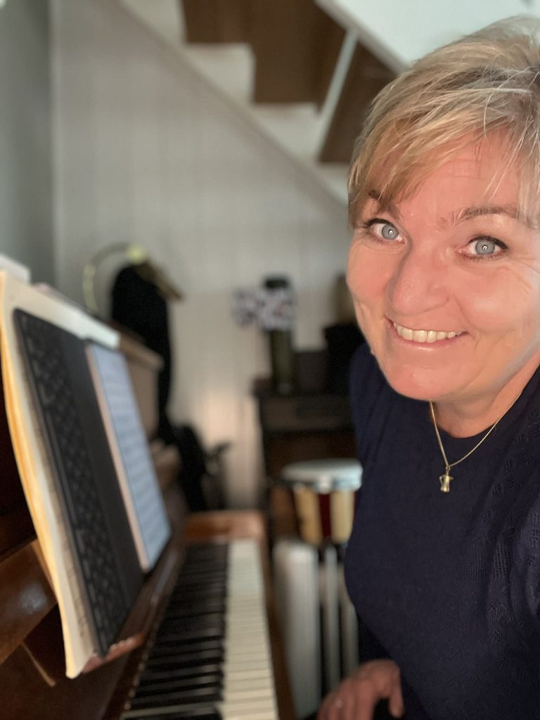 Selfie av Ingrid som spiller piano