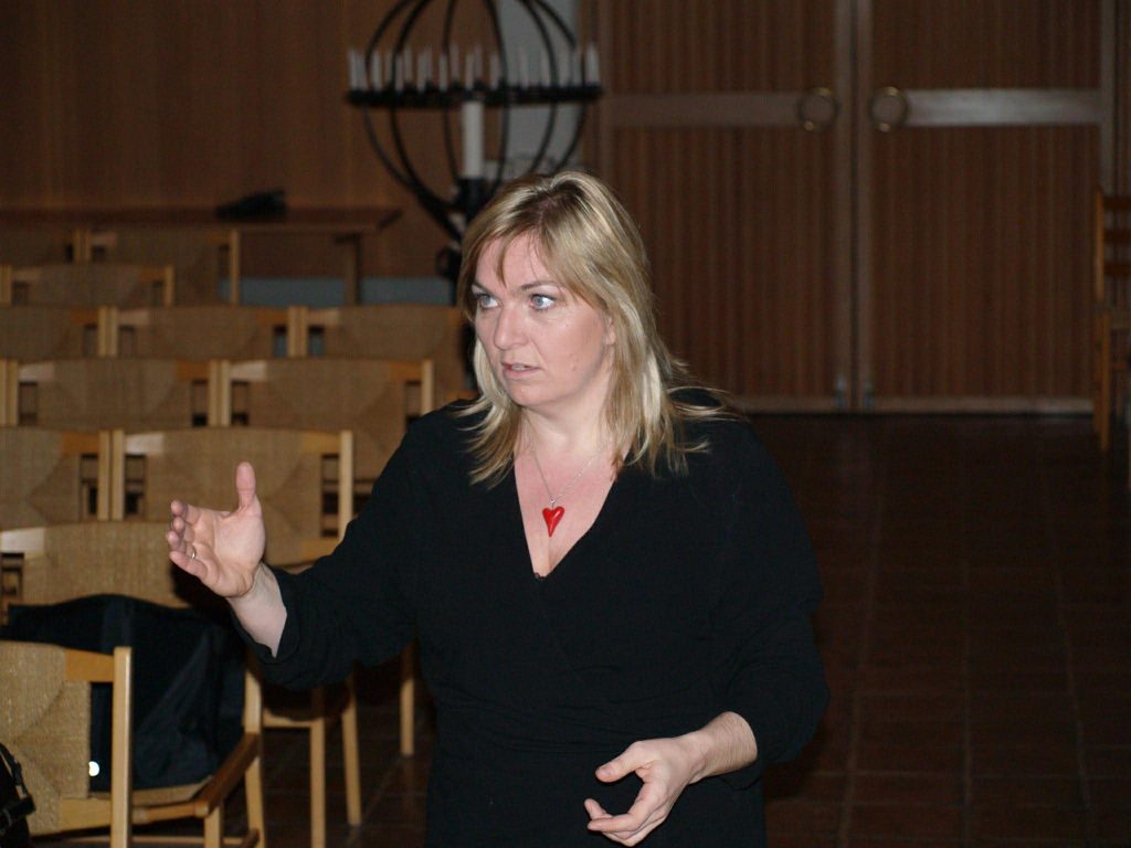 Nærbilde av Ingrid som dirigerer