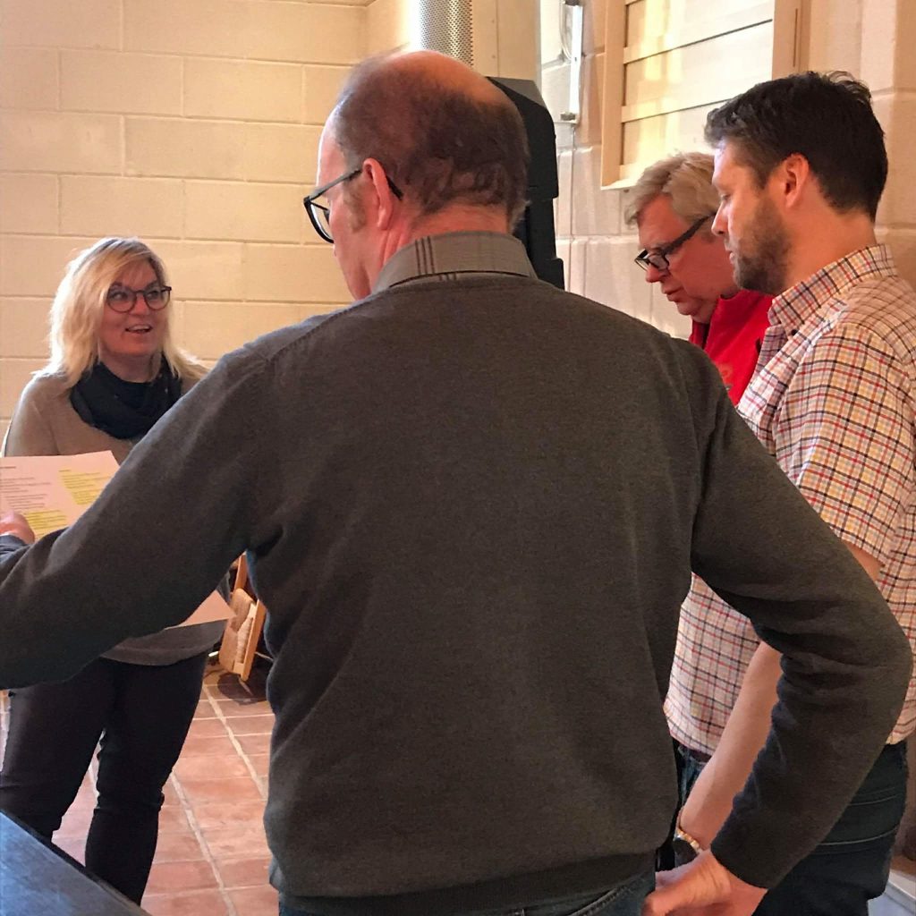 Ingrid som dirigerer eldre menn