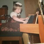 Ingrid 4 år spiller piano